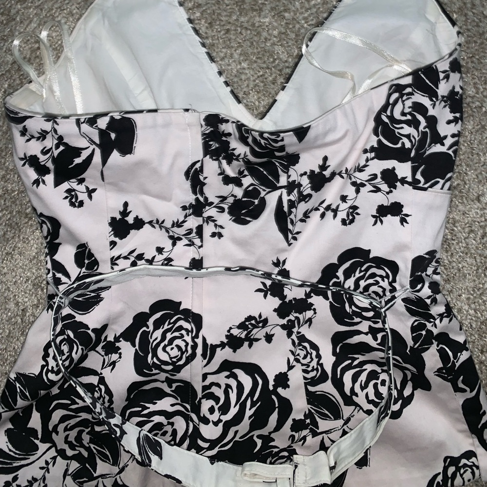 White House Black Market Floral Top w Belt size 4 - Picture 10 of 13
